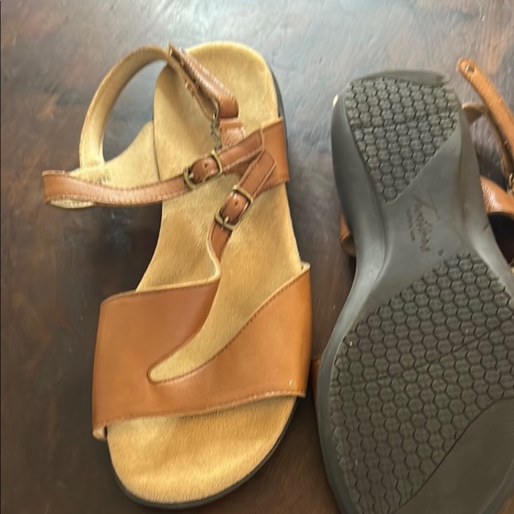 Trotters Tan Sandals with Adjustable Straps Sz 9.5 WW - Picture 7 of 8